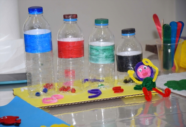 Atık malzemelerle matematik öğretiyorlar