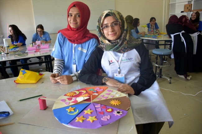 Atık malzemelerle matematik öğretiyorlar