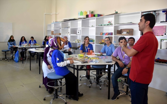 Atık malzemelerle matematik öğretiyorlar