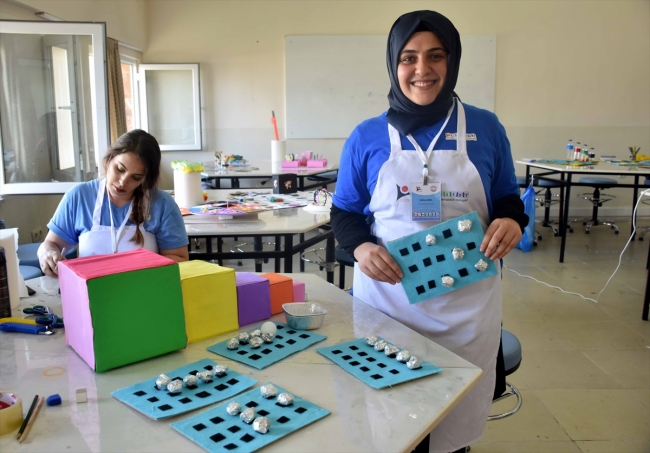 Atık malzemelerle matematik öğretiyorlar