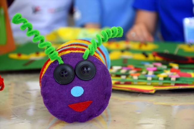 Atık malzemelerle matematik öğretiyorlar