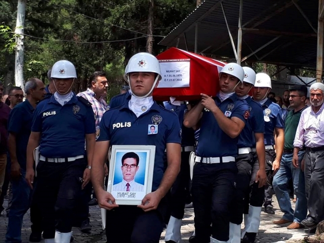 Boğulmak üzereyken kurtarılan polis hastanede yaşamını yitirdi