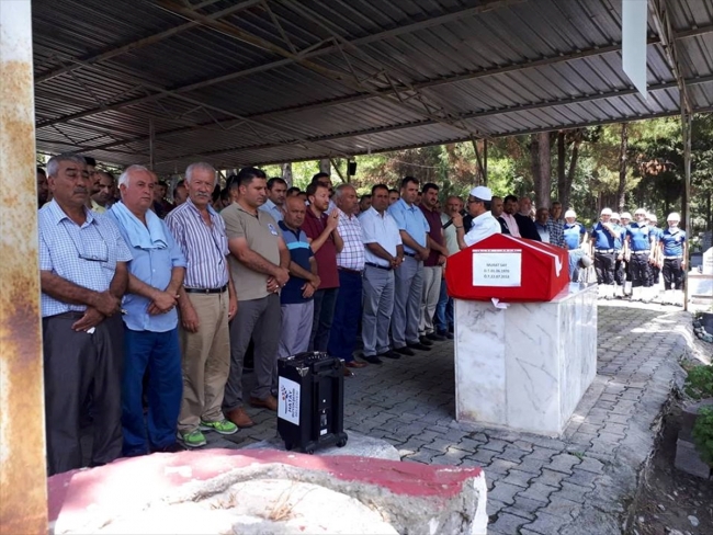 Boğulmak üzereyken kurtarılan polis hastanede yaşamını yitirdi