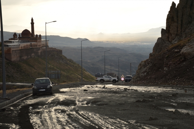 Ağrı'da sağanak yağış etkili oldu