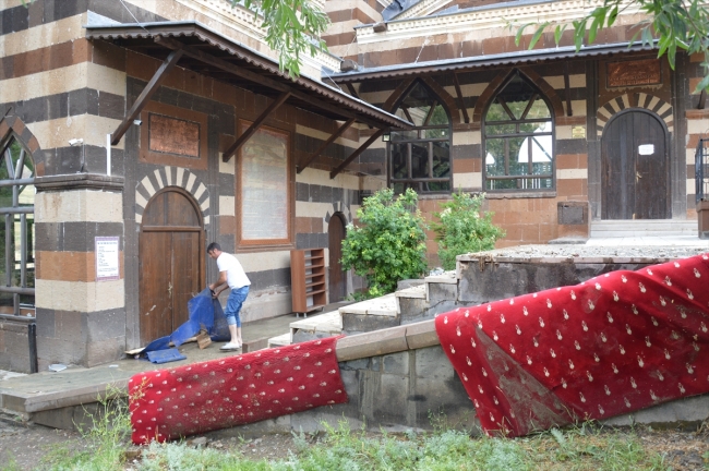 Ağrı'da sağanak yağış etkili oldu