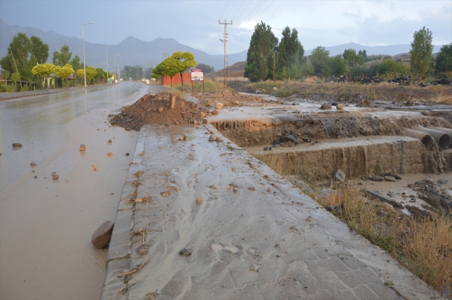 Ağrı'da sağanak yağış etkili oldu