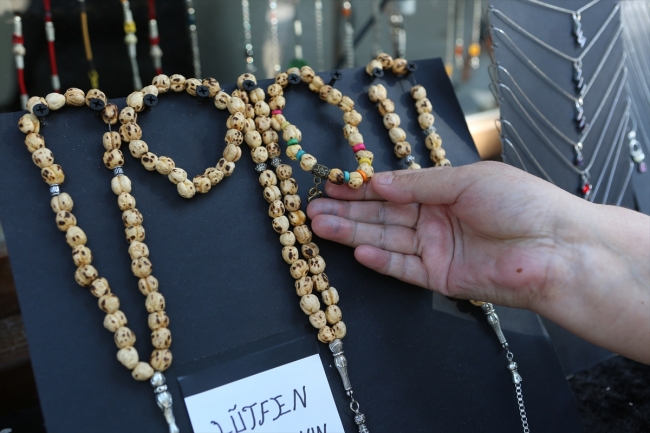 Leblebiden tespih ve bileklik yaptı