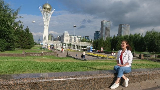 Kazak hostes Türk yolculara Türkçe hizmet veriyor