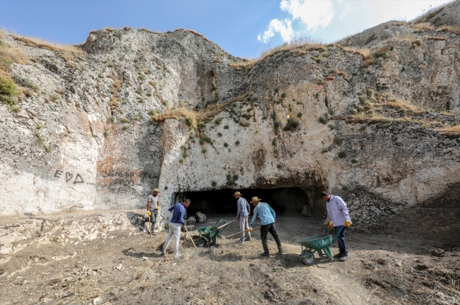Van'da Urartulara ait kayaya oyulmuş en büyük salon araştırılıyor
