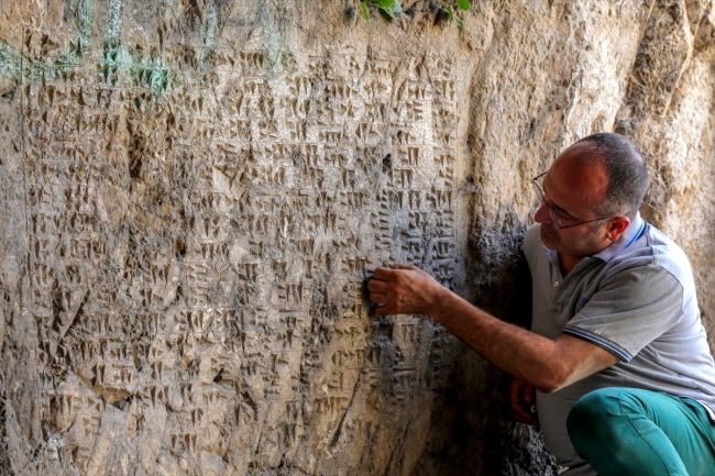 Van'da Urartulara ait kayaya oyulmuş en büyük salon araştırılıyor