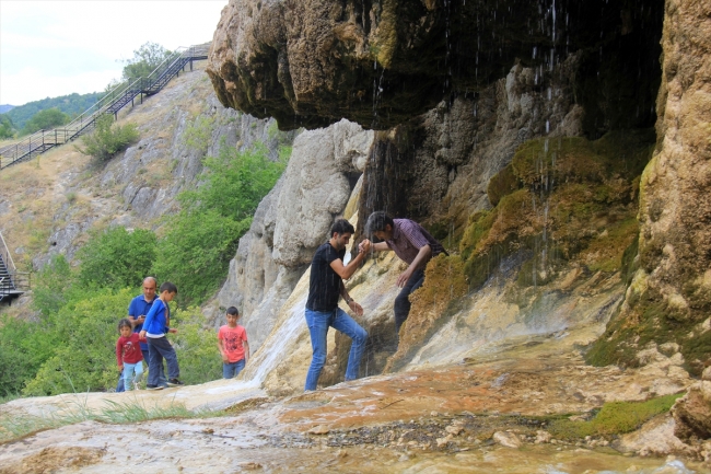 Dipsiz Göl Şelalesi yaz aylarında ilgi görüyor