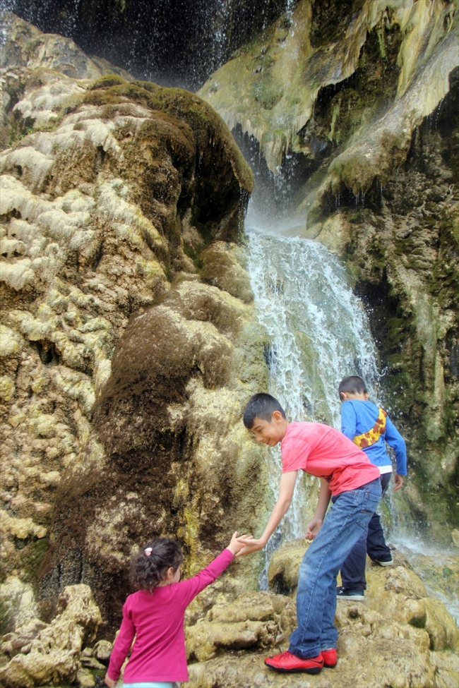 Dipsiz Göl Şelalesi yaz aylarında ilgi görüyor