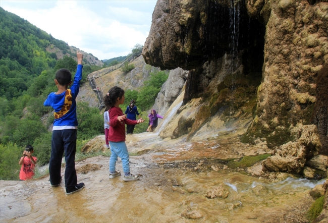 Dipsiz Göl Şelalesi yaz aylarında ilgi görüyor