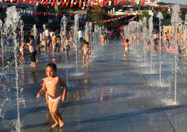 Sıcaktan bunalan çocuklar fıskiyelerde serinledi
