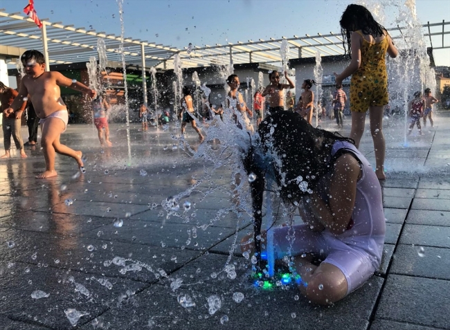 Sıcaktan bunalan çocuklar fıskiyelerde serinledi