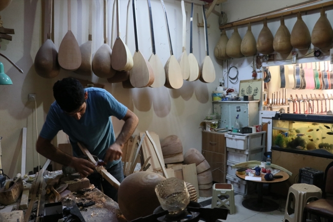 Saz üstatları için 20 yıldır bağlama üretiyor