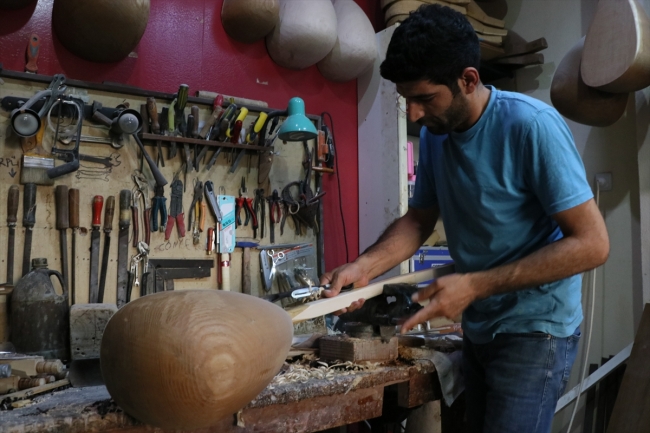 Saz üstatları için 20 yıldır bağlama üretiyor