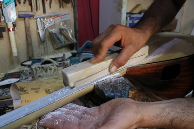 Saz üstatları için 20 yıldır bağlama üretiyor
