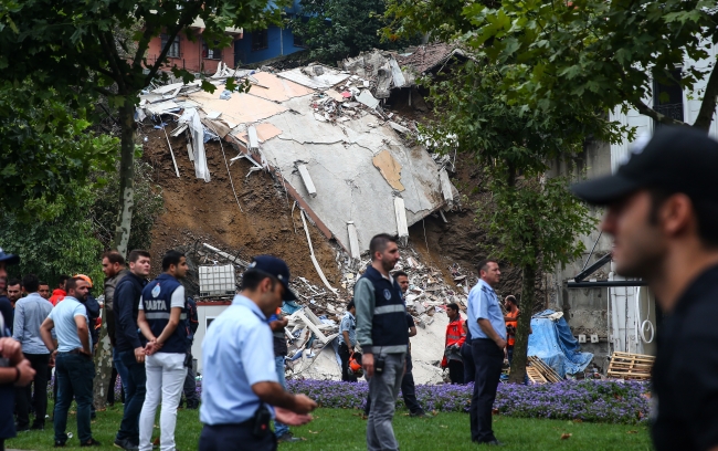 Beyoğlu'nda toprak kayması