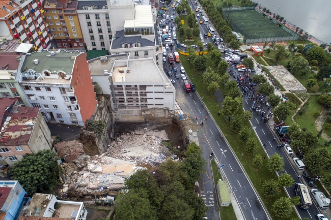 Beyoğlu'nda toprak kayması