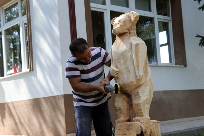 Fırtınada kırılan ağacı ayı minyatürüne dönüştürdüler