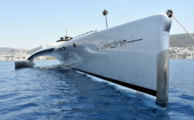 Uzay gemisine benzeyen "Adastra" yatı yakından görüntülendi