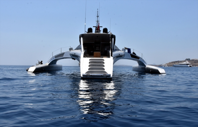 Uzay gemisine benzeyen "Adastra" yatı yakından görüntülendi