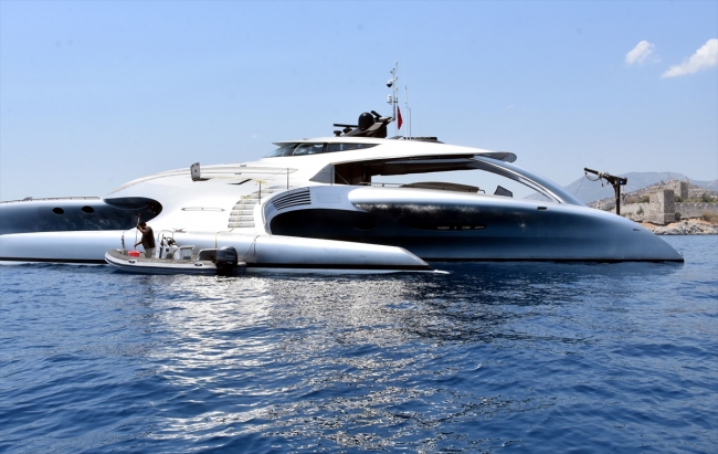 Uzay gemisine benzeyen "Adastra" yatı yakından görüntülendi