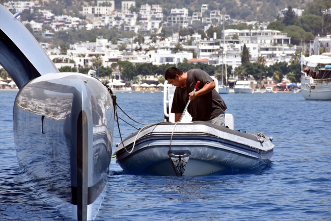 Uzay gemisine benzeyen "Adastra" yatı yakından görüntülendi
