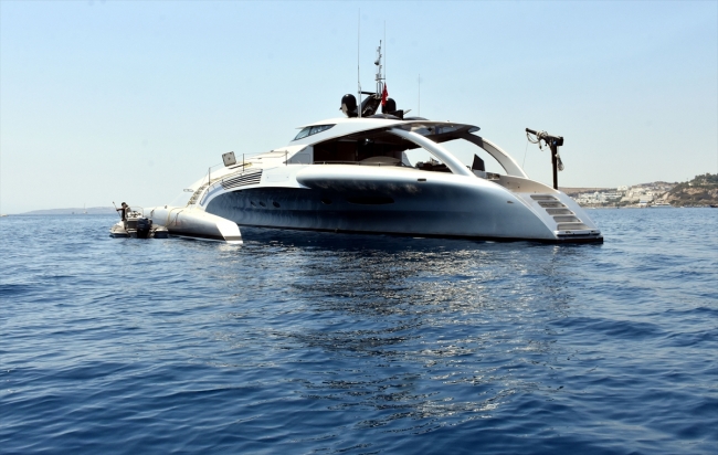 Uzay gemisine benzeyen "Adastra" yatı yakından görüntülendi