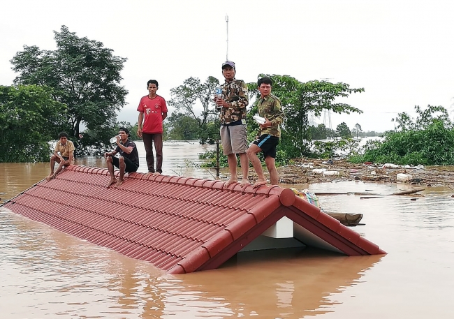 Laos'ta baraj çöktü: 6 köy sular altında kaldı
