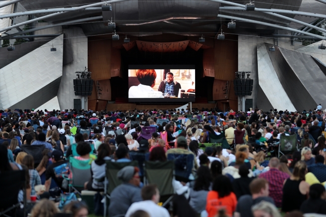 Sinemaseverler parkta hem film izledi hem piknik yaptı