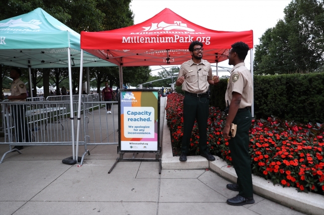 Sinemaseverler parkta hem film izledi hem piknik yaptı