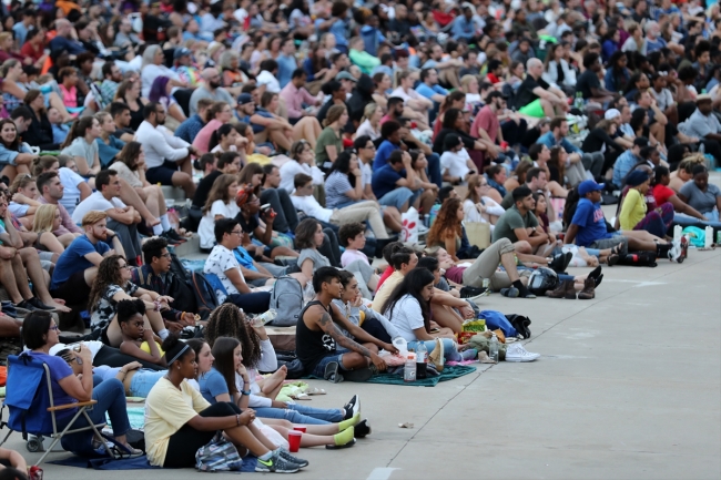 Sinemaseverler parkta hem film izledi hem piknik yaptı
