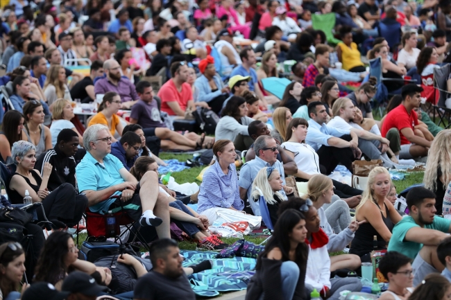 Sinemaseverler parkta hem film izledi hem piknik yaptı