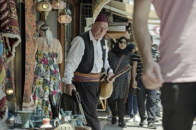 Sevdalinka ezgileri 200 yıllık bağlamayla sokaklarda yaşatılıyor