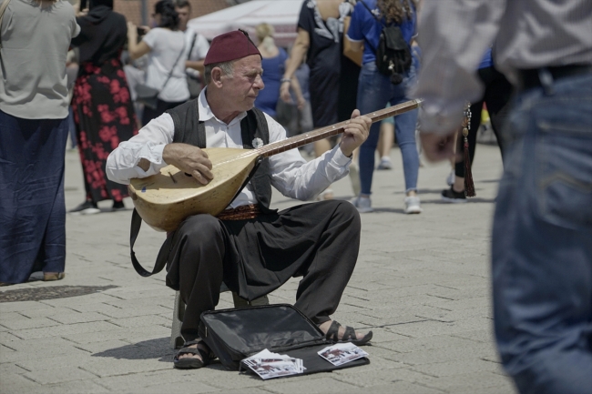 Sevdalinka ezgileri 200 yıllık bağlamayla sokaklarda yaşatılıyor