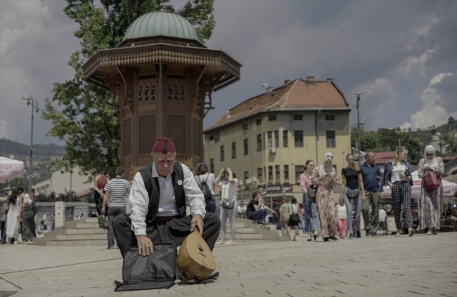 Sevdalinka ezgileri 200 yıllık bağlamayla sokaklarda yaşatılıyor