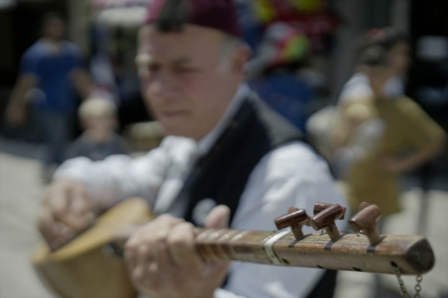 Sevdalinka ezgileri 200 yıllık bağlamayla sokaklarda yaşatılıyor