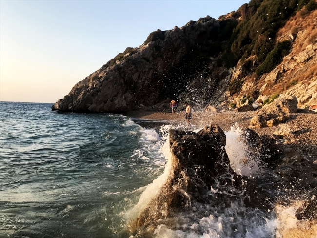 El değmemiş doğası ve tertemiz deniziyle Hatay Karamağara Koyu