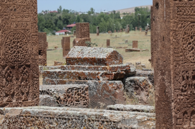Ahlat Selçuklu Meydan Mezarlığı tarihe ışık tutuyor