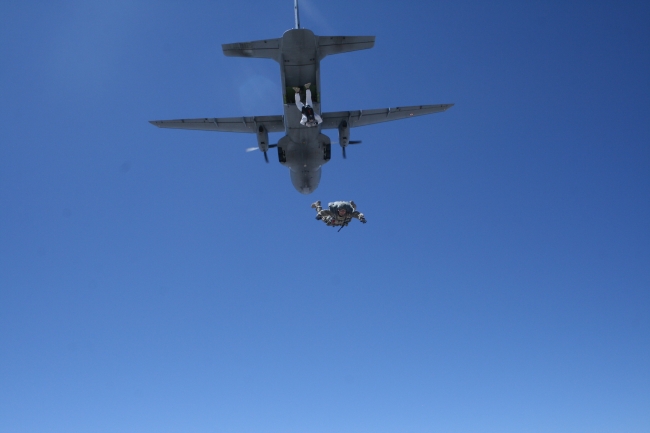 Bordo berelilerin paraşüt eğitimi nefes kesti