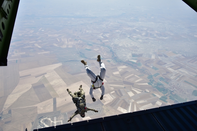 Bordo berelilerin paraşüt eğitimi nefes kesti