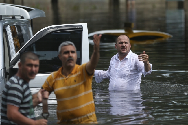 İstanbul'da sağanak yağmur etkili oldu