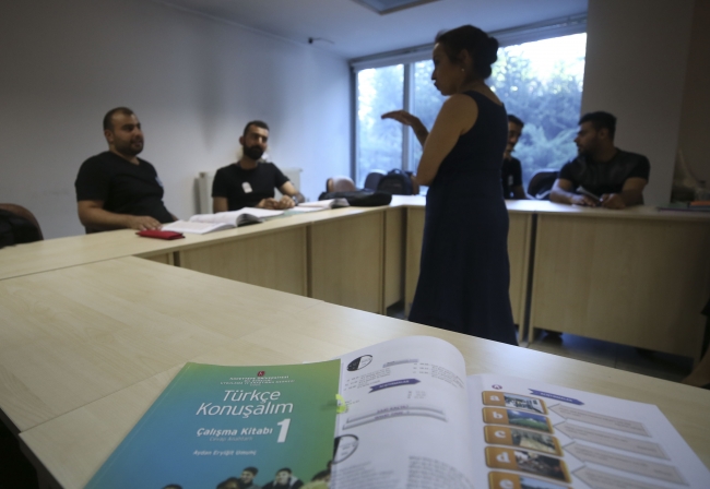 32 Suriyeliye Türkiye'de kuaförlük eğitimi