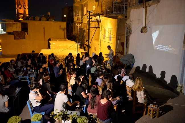 Mardin'de damda film gösterimi