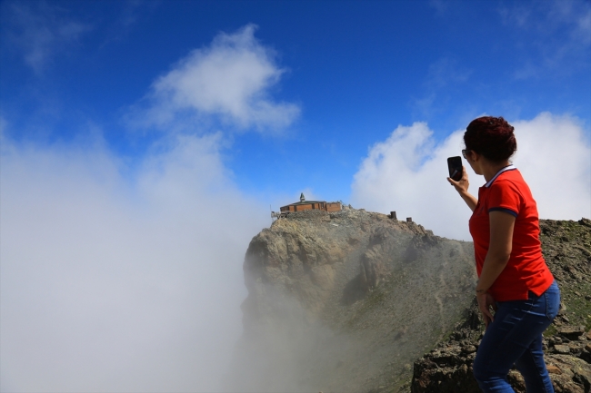 Uçurumlar arasında eşsiz manzarasıyla Kırklar Mescidi