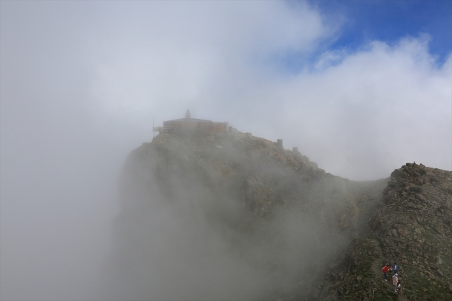 Uçurumlar arasında eşsiz manzarasıyla Kırklar Mescidi