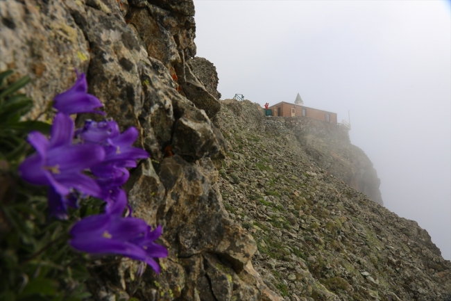 Uçurumlar arasında eşsiz manzarasıyla Kırklar Mescidi