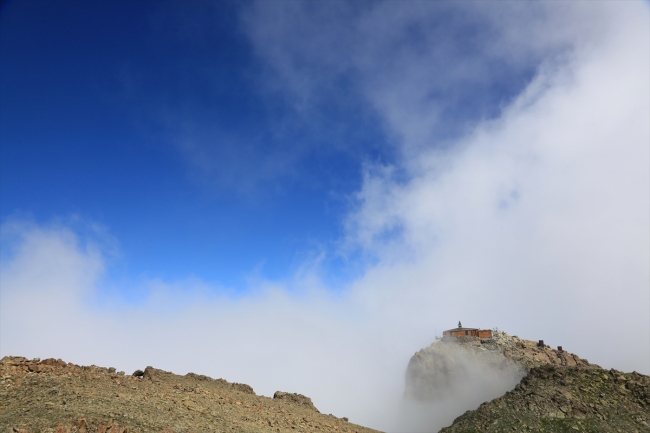Uçurumlar arasında eşsiz manzarasıyla Kırklar Mescidi